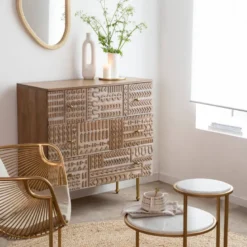 Commode en bois de manguier sculpté