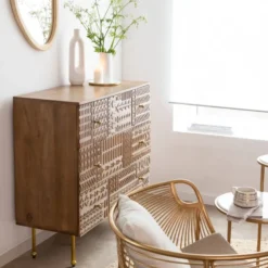 Commode en bois de manguier sculpté