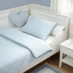 Couette et oreiller prêt à dormir
