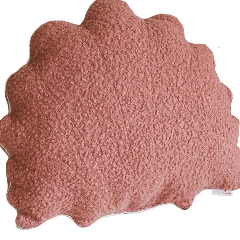 Coussin coquillage en bouclette avec bordure métallique chic rose