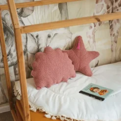 Coussin coquillage en bouclette avec bordure métallique chic rose