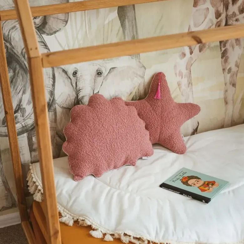 Coussin coquillage en bouclette avec bordure métallique chic rose