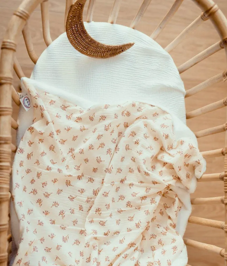 Couverture écrue fleurie rose