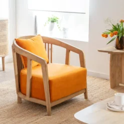 Fauteuil en bois de manguier et velours