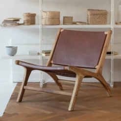 Fauteuil en teck et cuir lisse marron - kuna