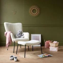 Fauteuil en tissu bouclette écru avec repose-pieds eira