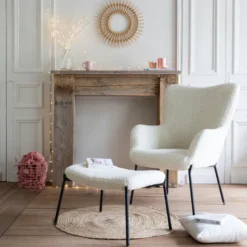 Fauteuil en tissu bouclette écru avec repose-pieds eira