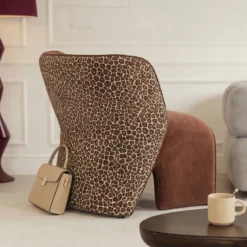 Fauteuil tissu terracotta et léopard