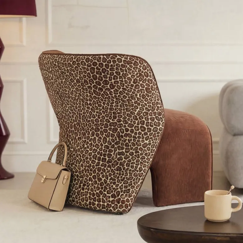 Fauteuil tissu terracotta et léopard