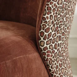 Fauteuil tissu terracotta et léopard