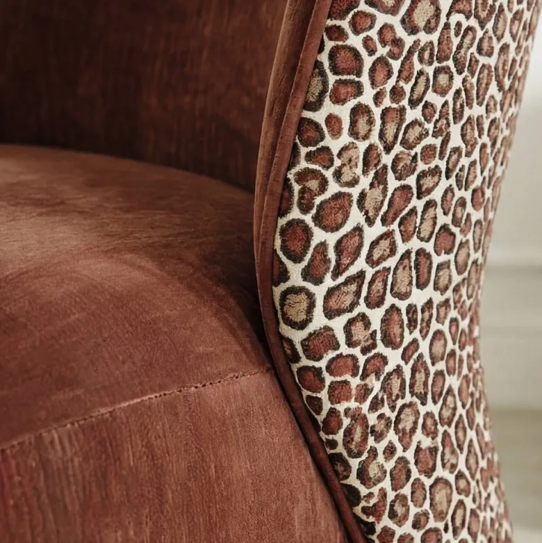 Fauteuil tissu terracotta et léopard