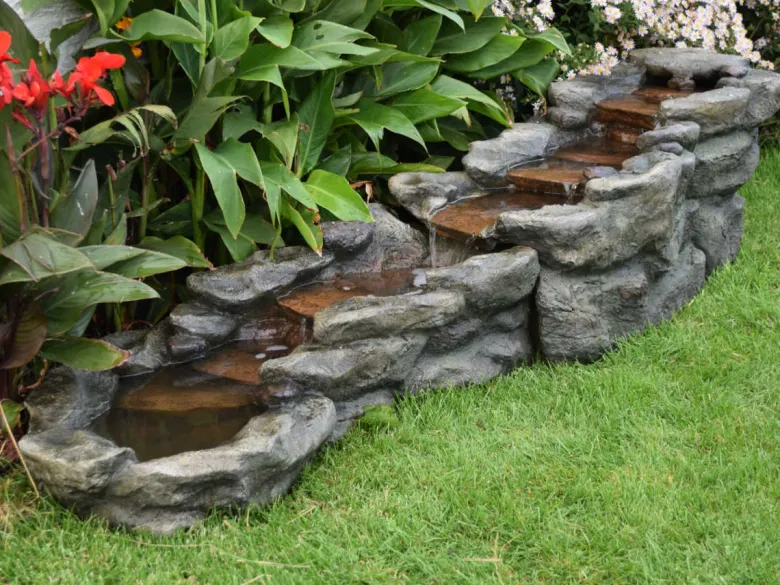 Fontaine de jardin brembo allongée rochers et pierres, avec éclairage led - ubbi