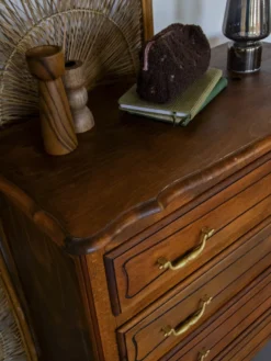 Garance, la commode en bois foncé n°585