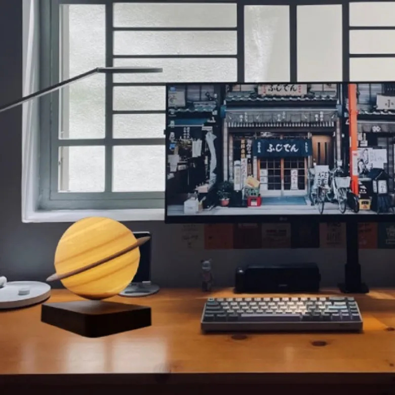 Globe saturne 3d incliné en lévitation a