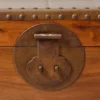 Grande malle en bois clair et laiton n°243
