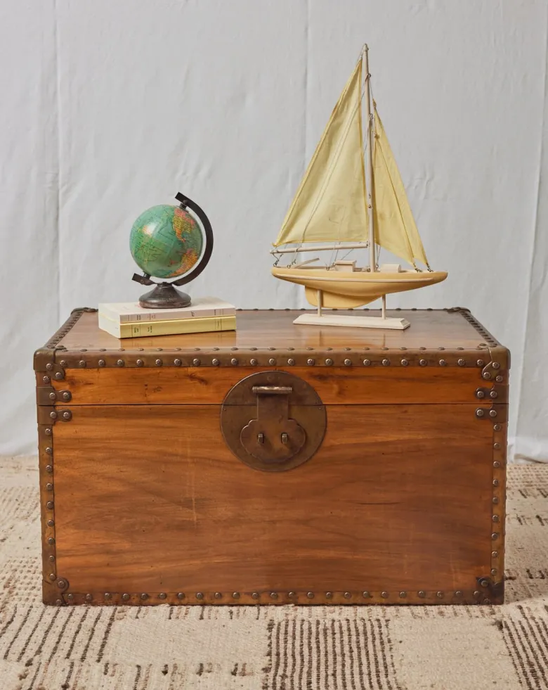 Grande malle en bois clair et laiton n°243