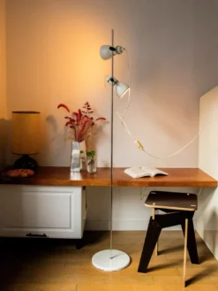 Grand lampadaire en métal blanc n°323