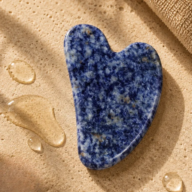 1 gua sha en sodalite bleue + housse