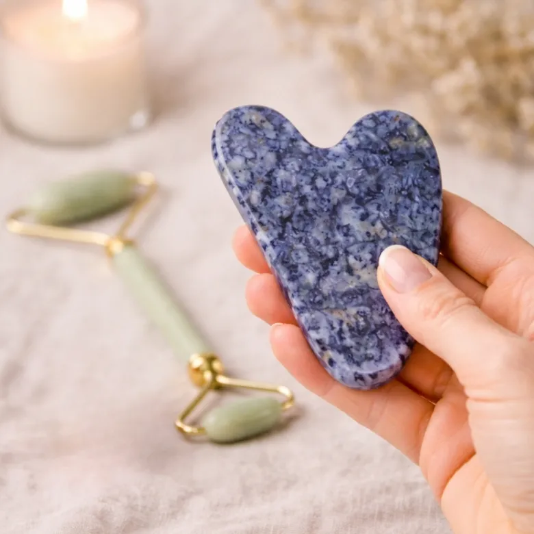 1 gua sha en sodalite bleue + housse