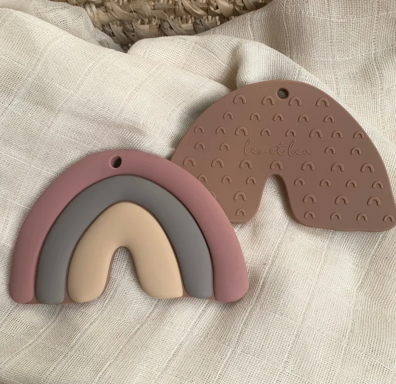 Hochet de dentition arc en ciel mauve