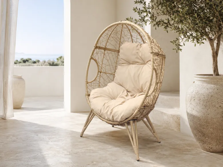 Jane fauteuil œuf sur pied en résine beige effet rotin