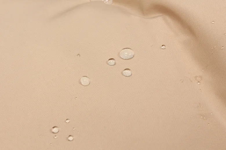 Jane fauteuil œuf sur pied en résine beige effet rotin