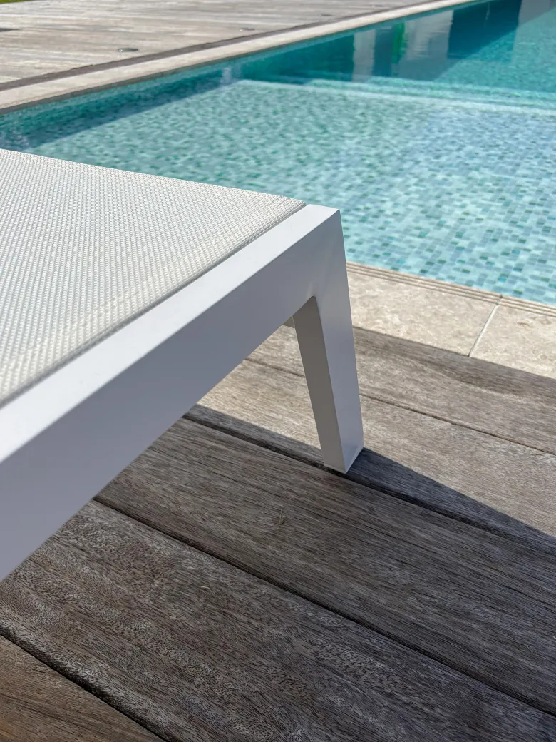 Lot de 2 bains de soleil en aluminium et toile plastifiée - blanc
