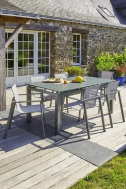 Lot de 2 fauteuils de jardin empilables en alu et toilee - kaki