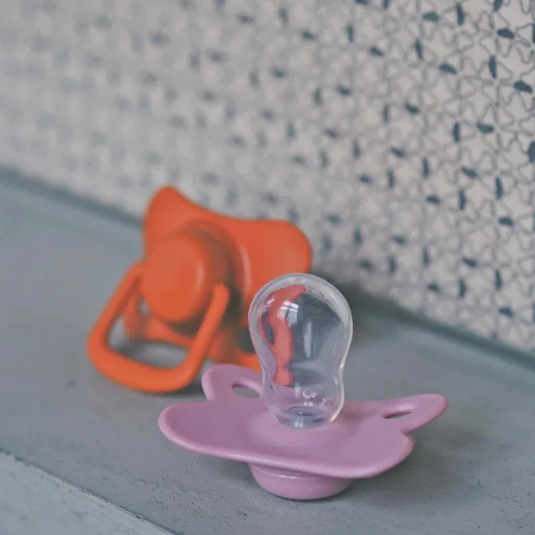 Lot 2 sucettes anatomique silicone 6m+