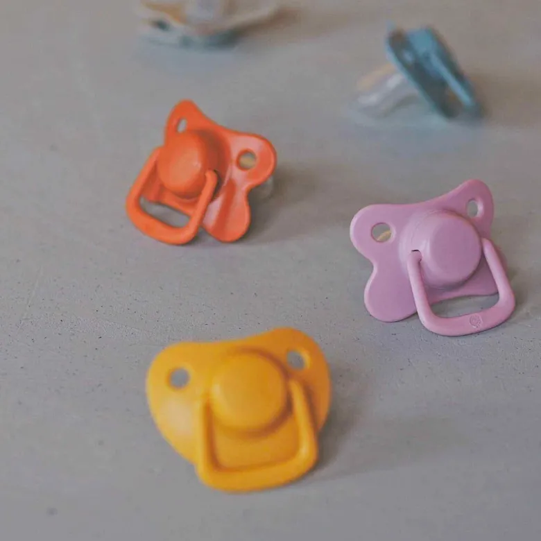 Lot 2 sucettes anatomique silicone 6m+
