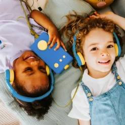Lunii - ma fabrique à histoires bleue avec son casque assorti bleu et sa