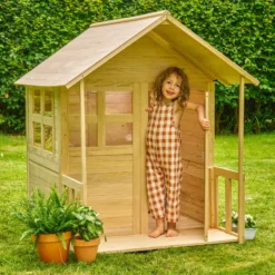 Maisonnette avec plancher et véranda