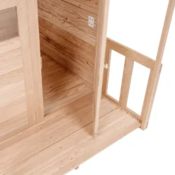 Maisonnette avec plancher et véranda