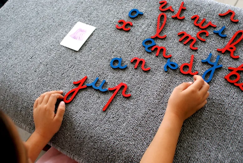 Mamontessoribox alphabet mobile 1 Rouge