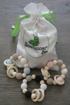 Mamontessoribox hochet bois crochet bleu
