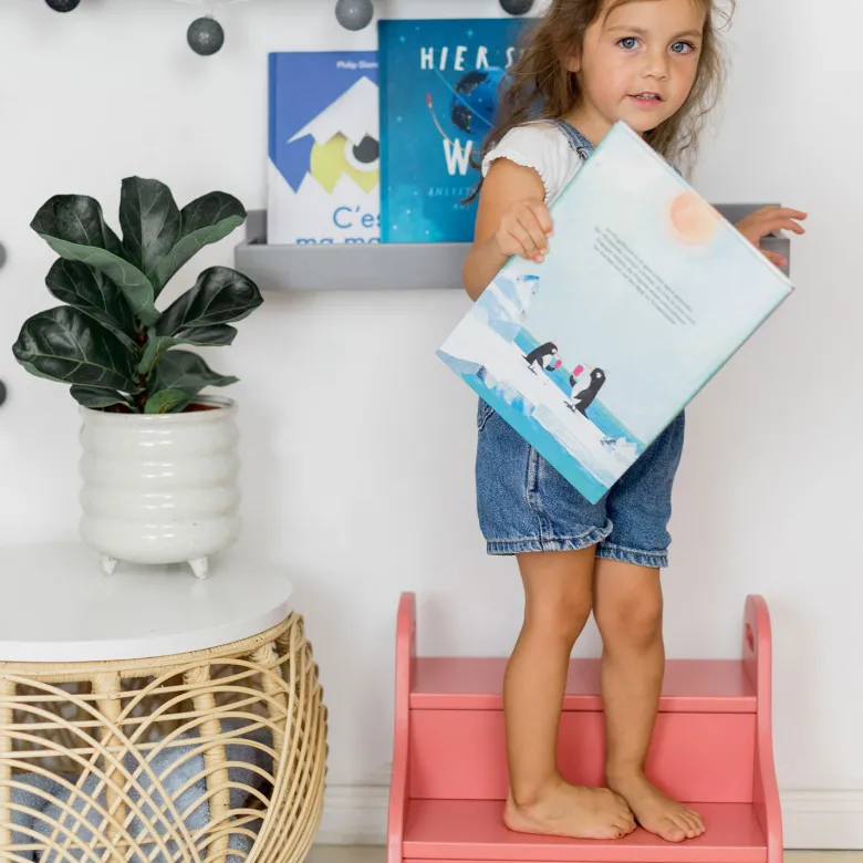Marchepied enfant en bois rose foncé