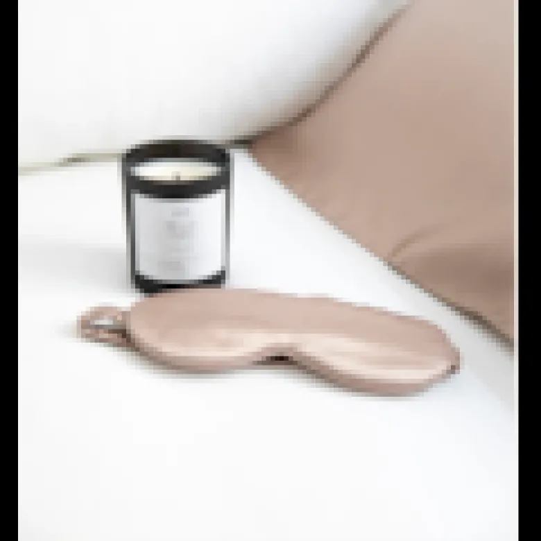 Masque de nuit en soie champagne