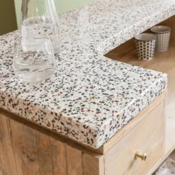 Meuble bar en bois et terrazzo