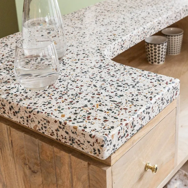 Meuble bar en bois et terrazzo