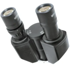 Microscope researcher binoculaire