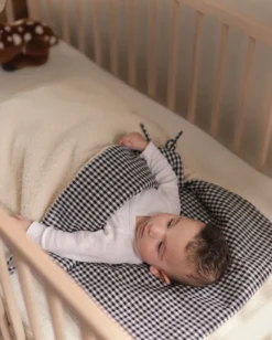 Nid d’ange bébé sherpa et carreaux vichy