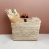 Panier à suspendre en palmier tressé et anse en cuir