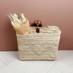 Panier à suspendre en palmier tressé et anse en cuir