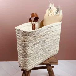 Panier à suspendre en palmier tressé et anse en cuir