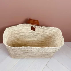 Panier à suspendre en palmier tressé et anse en cuir
