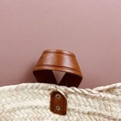 Panier à suspendre en palmier tressé et anse en cuir