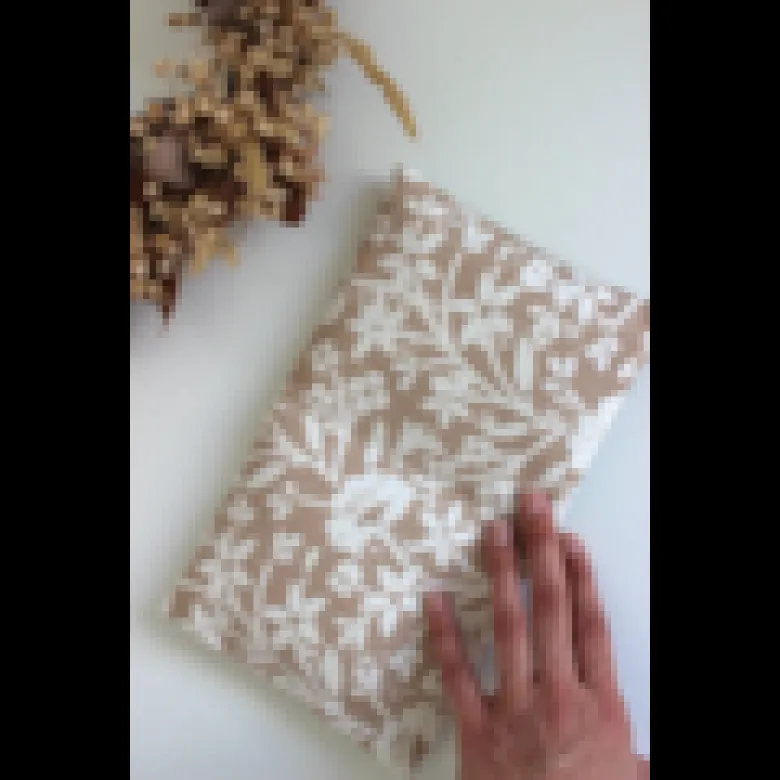 Petite bouillotte -fleurs beige