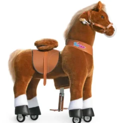 Poney marron avec sabots blanc
