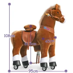 Poney marron avec sabots blanc
