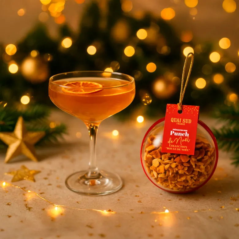 Préparation pour punch de Noël dans une boule de Noël décorative à suspendre